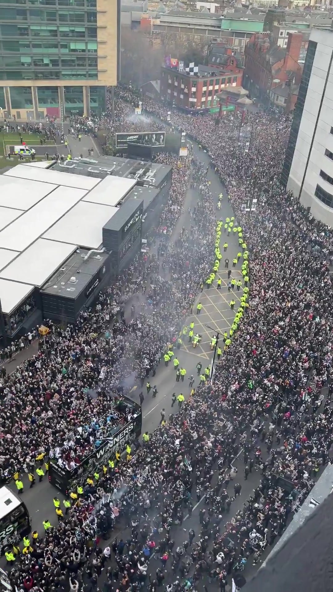 太震撼?纽卡夺冠游行30万人挤满街道，庆祝球队时隔70年夺冠